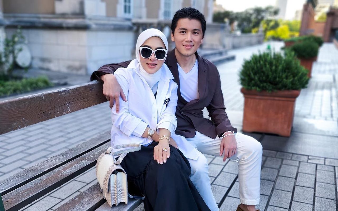 Syahrini Bagikan Potret Bersama Usai Sang Suami Diduga Pulang ke Indonesia Sendiri