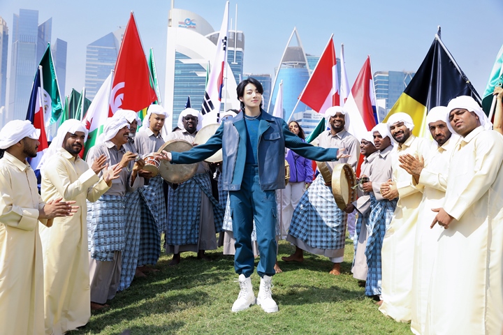 Ekspresi Jungkook BTS Foto Bareng Cowok-Cowok Qatar Jadi Perbincangan