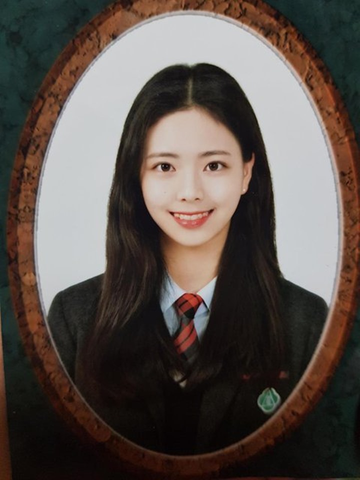 Yuna ITZY Tampak Beda Tanpa Lensa Kontak, Mata Kelewat Cantik Curi Fokus