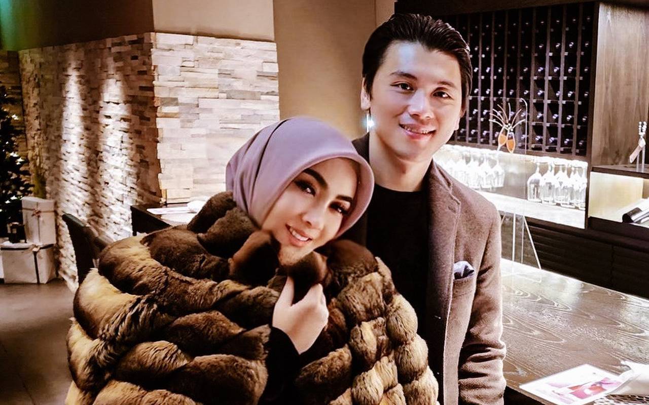 Syahrini Pamer Momen Hang Out Bareng Suami dan Ayah Mertua di Jepang