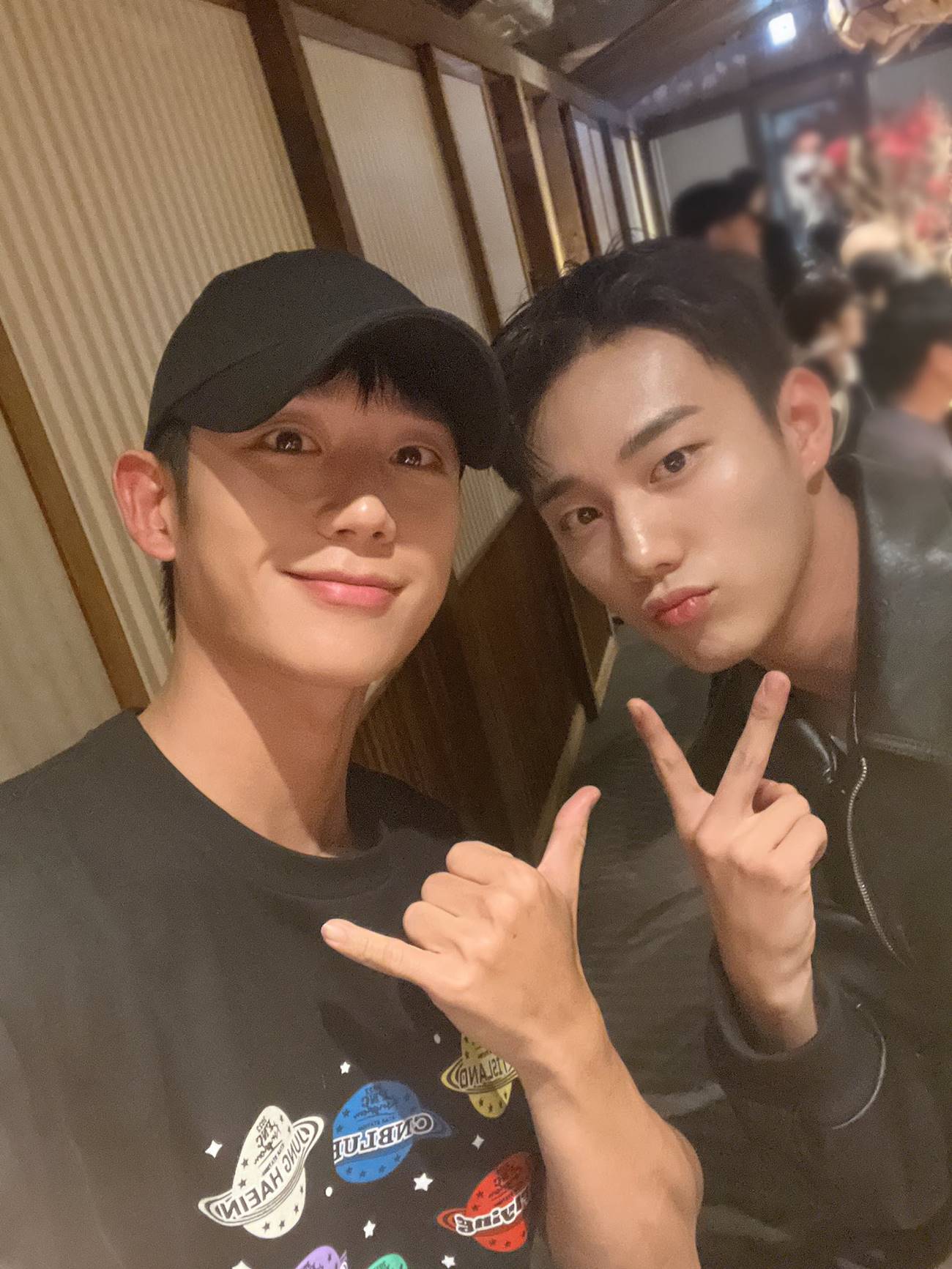 Intak P1Harmony membagikan momen bersama dengan Jung Hae In