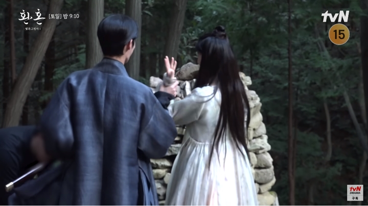 Lee Jae Wook Enggan Lepas Tangan Go Yoon Jung di Lokasi \'Alchemy of Souls 2\'