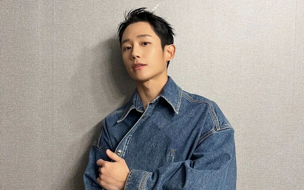 Jung Hae In Ungkap Jati Diri Lewat Pemotretan di Tepi Pantai Bali