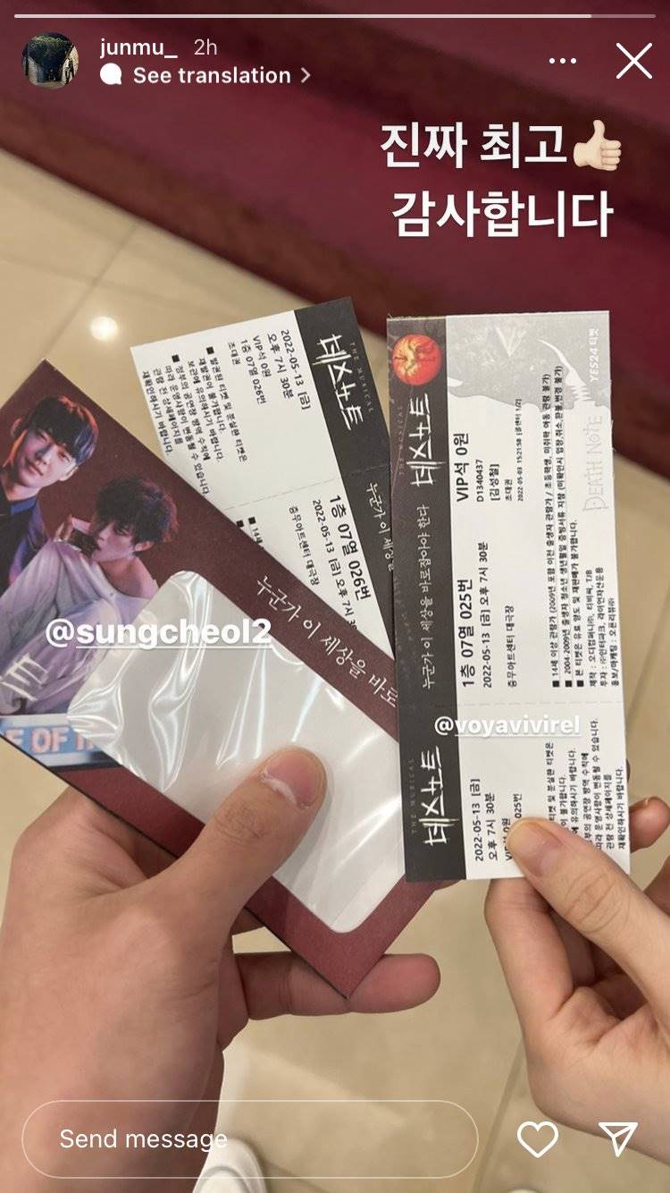 Kim Mu Jun menonton teater musikal \