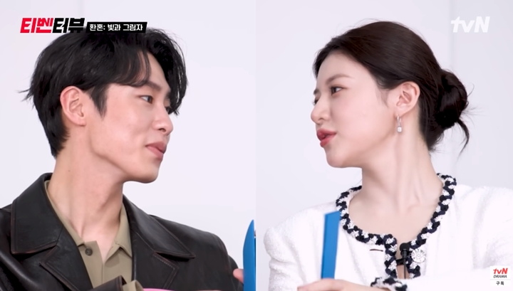Lee Jae Wook Bak Lupa Kamera Saat Fokus Puji Go Yoon Jung Bintangi \'Alchemy of Souls 2\'