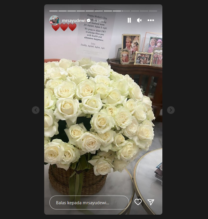 Ayu Dewi Pamer Buket Bunga dan Ucapan Manis dari Suami di Hari Ibu