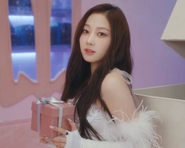 Giselle aespa Dipuji Makin Cantik dengan Tubuh Kurusan di MV \'Beautiful Christmas\' Giselle aespa Dipuji Makin Cantik dengan Tubuh Kurusan di MV \'Beautiful Christmas\'