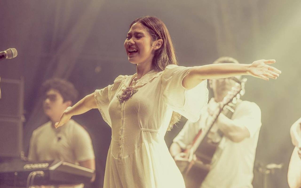 Nadin Amizah Sukses Gelar Konser Tunggal Perdana, Momen Nyanyi di Pangkuan Ibu Bikin Mewek