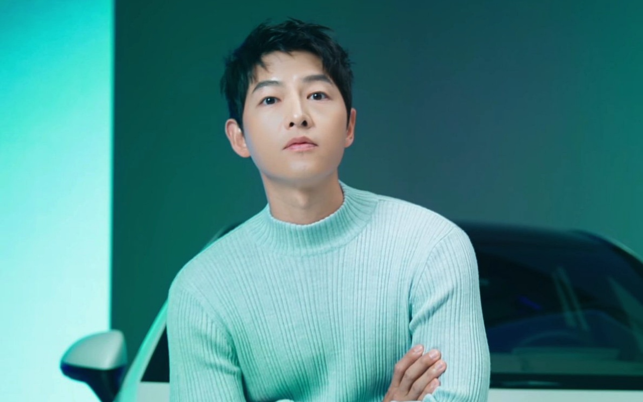 Gestur Song Joong Ki Saat Jalan Bareng Wanita yang Diduga Pacarnya Tuai Sorotan
