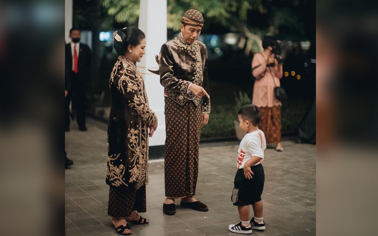 Nahyan Cucu Jokowi Mejeng di Poster Hari Natal, Aksi Ngumpet di Kolong Meja Bikin Ngakak