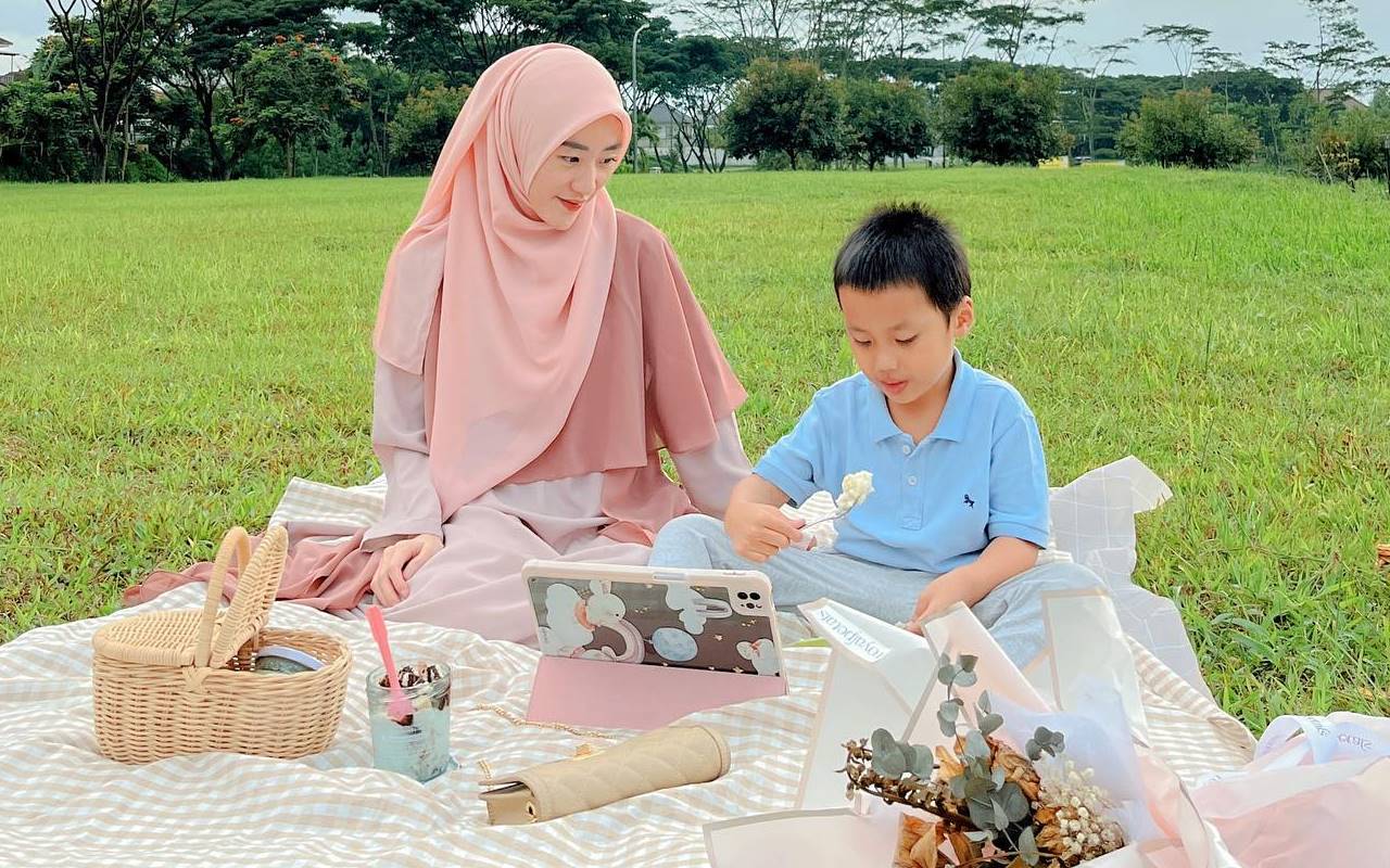 Larissa Chou Pilu Di Depan Ka'bah Bareng Anak, Wejangan Adem Istri Kedua Ustaz Arifin Ilham Disorot