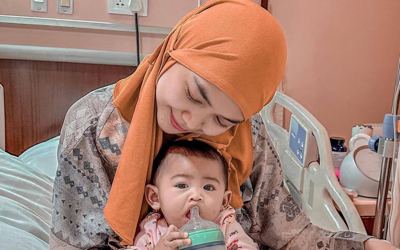 Ria Ricis Terharu Dapat Kejutan dari Baby Moana Saat Injak Usia 5 Bulan