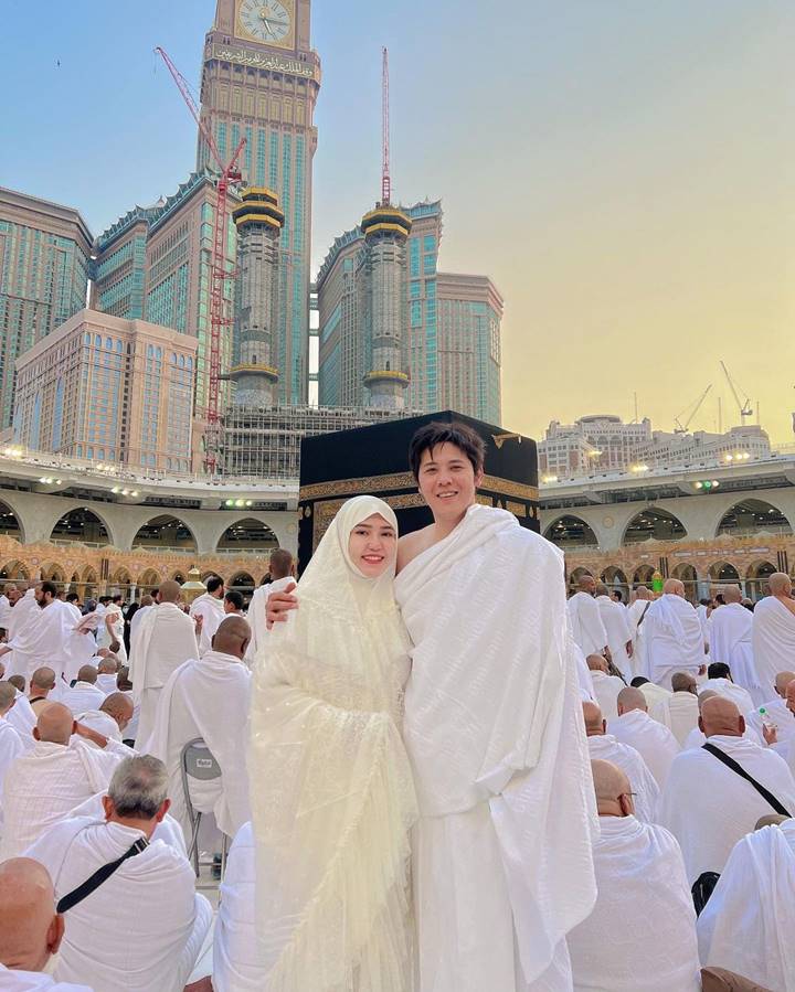 Pose Manis di Depan Ka'bah