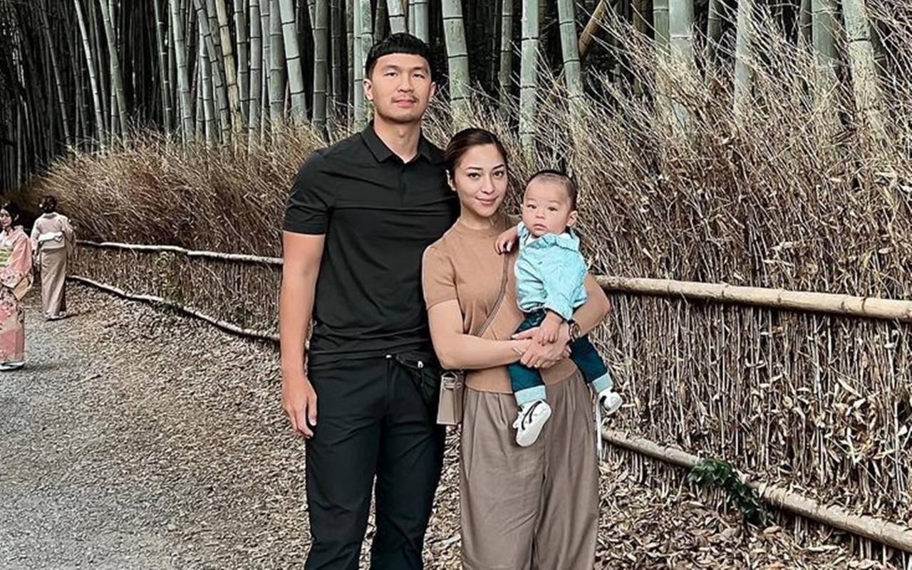 Nikita Willy Bak Princess di Pemotretan Keluarga, Outfit Suami Berbanding Terbalik