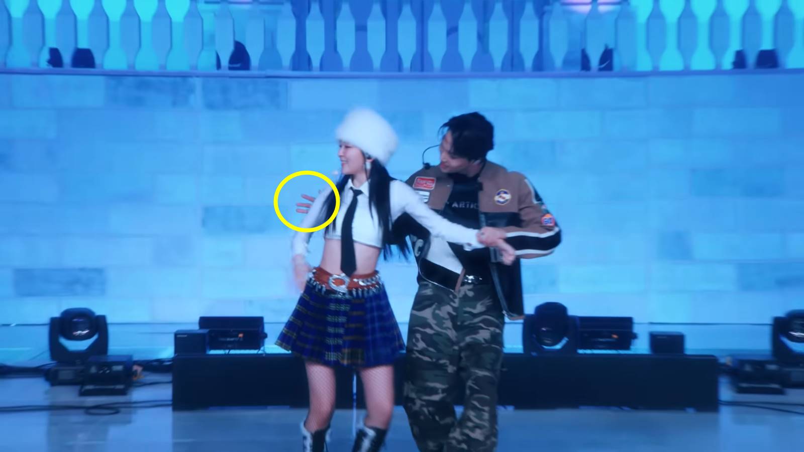 Kai EXO menunjukkan sikap gentleman ke Seulgi Red Velvet