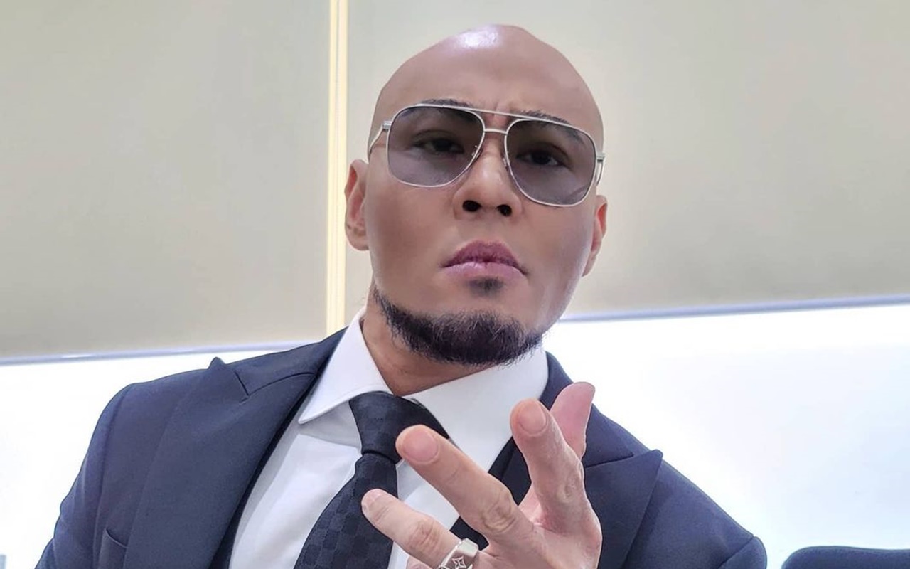 Deddy Corbuzier Kunjungi Makam Warrior Jepang, Pose Kece Ikut Curi Perhatian