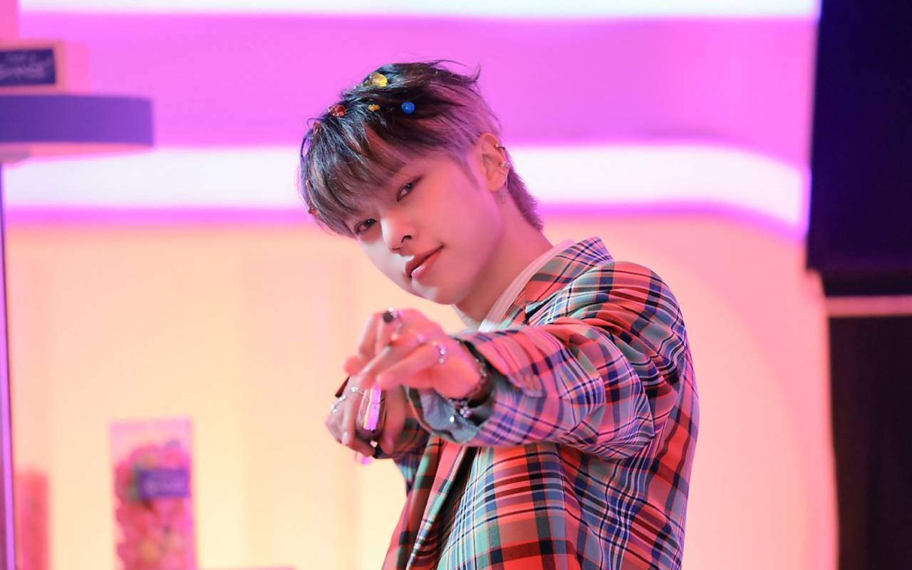 Kim Donghyun AB6IX Peluk Pinggang Wanita Diduga Pacar Pinggir Jalan