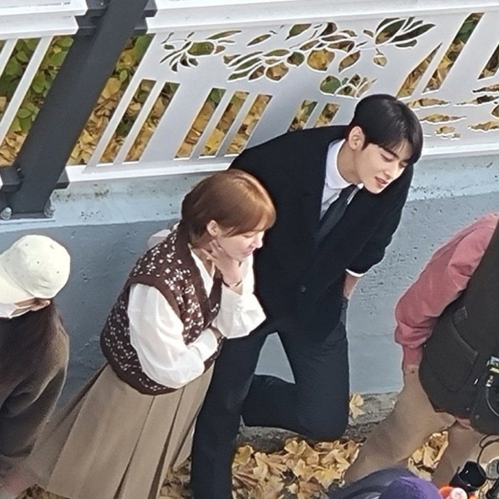 Visual Cha Eunwoo Jadi Pak Guru Mencolok di Lokasi Syuting \'A Good Day to Be a Dog\'