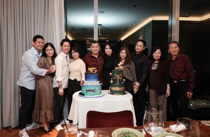 Ikut Rayakan Ulang Tahun Calon Ayah Mertua