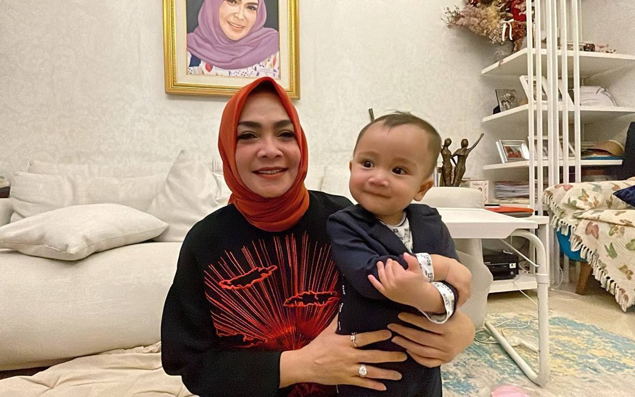 Gaya Tengil Rayyanza Cipung Minum Susu Sambil Kacamataan, Rieta Amilia Sindir Mirip Kakek-Kakek
