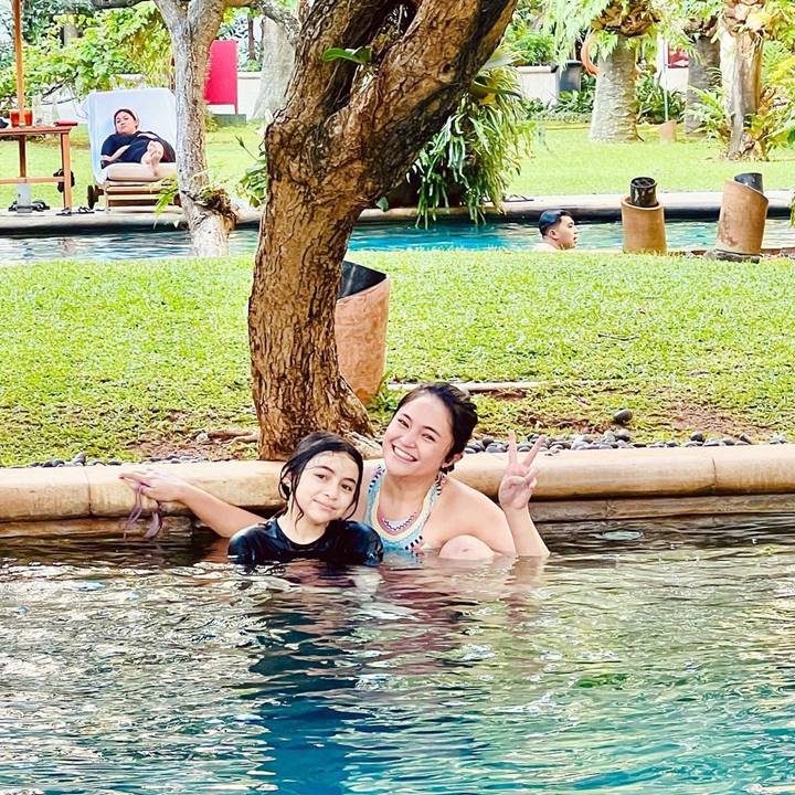Berenang Bareng Sienna