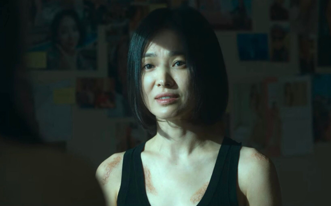 Song Hye Kyo Dibela Penonton Usai Kena Body Shaming di Adegan Buka Baju