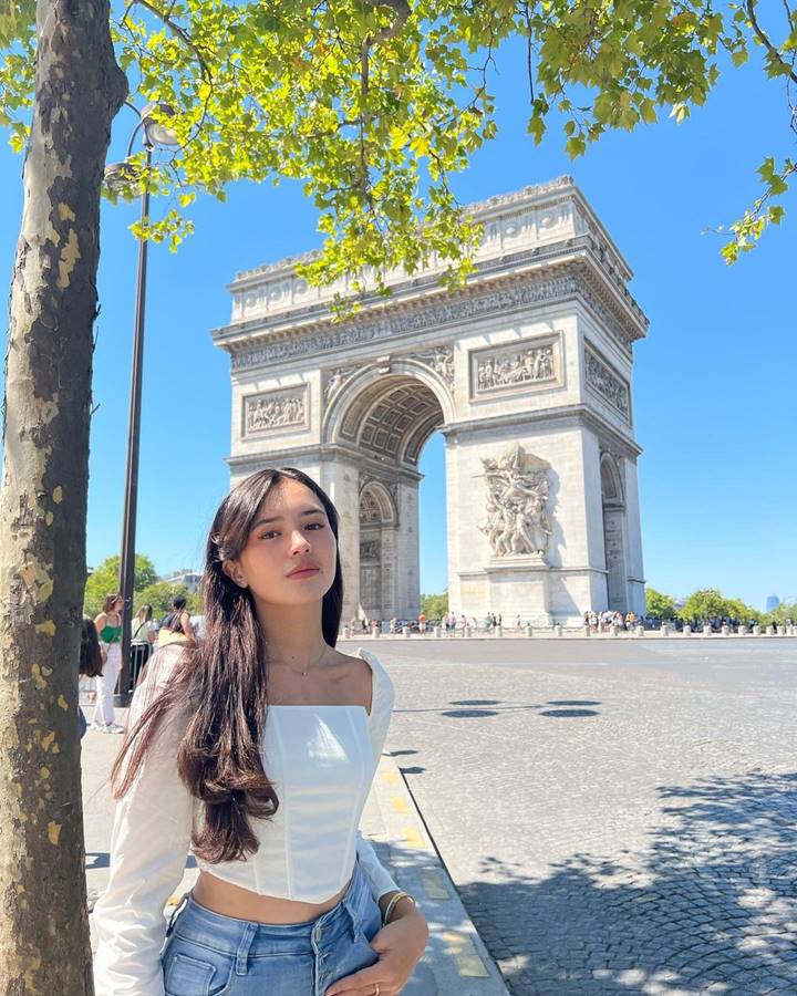 Mampir ke Arc de Triomphe