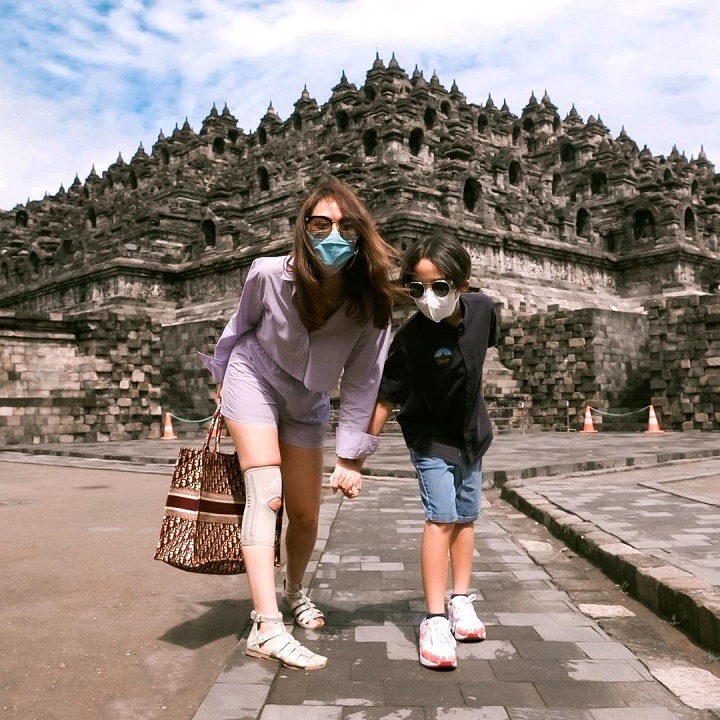 Kompak dengan Kacamata