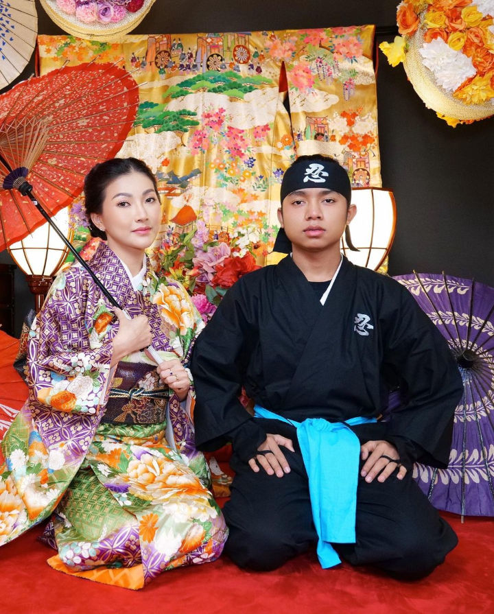 Konsep dengan Busana Jepang