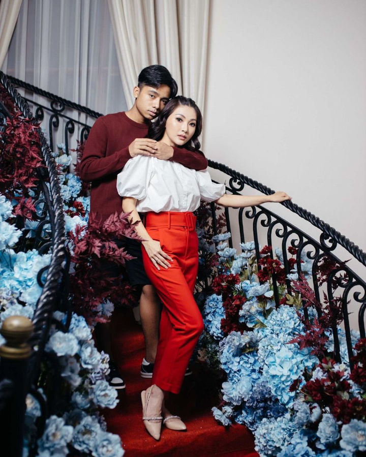 Pose Sweet di Tangga
