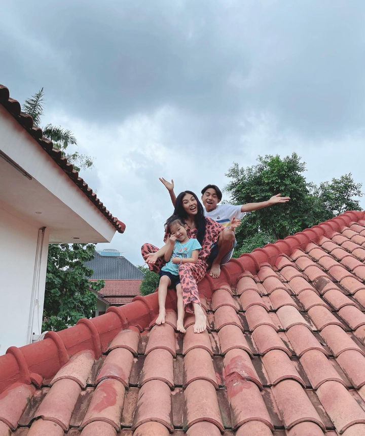 Nangkring Atas Genteng