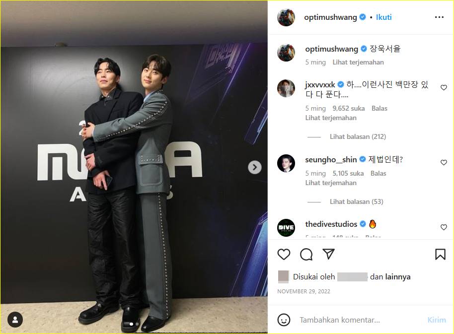 Momen Hwang Minhyun memeluk Lee Jae Wook di 2022