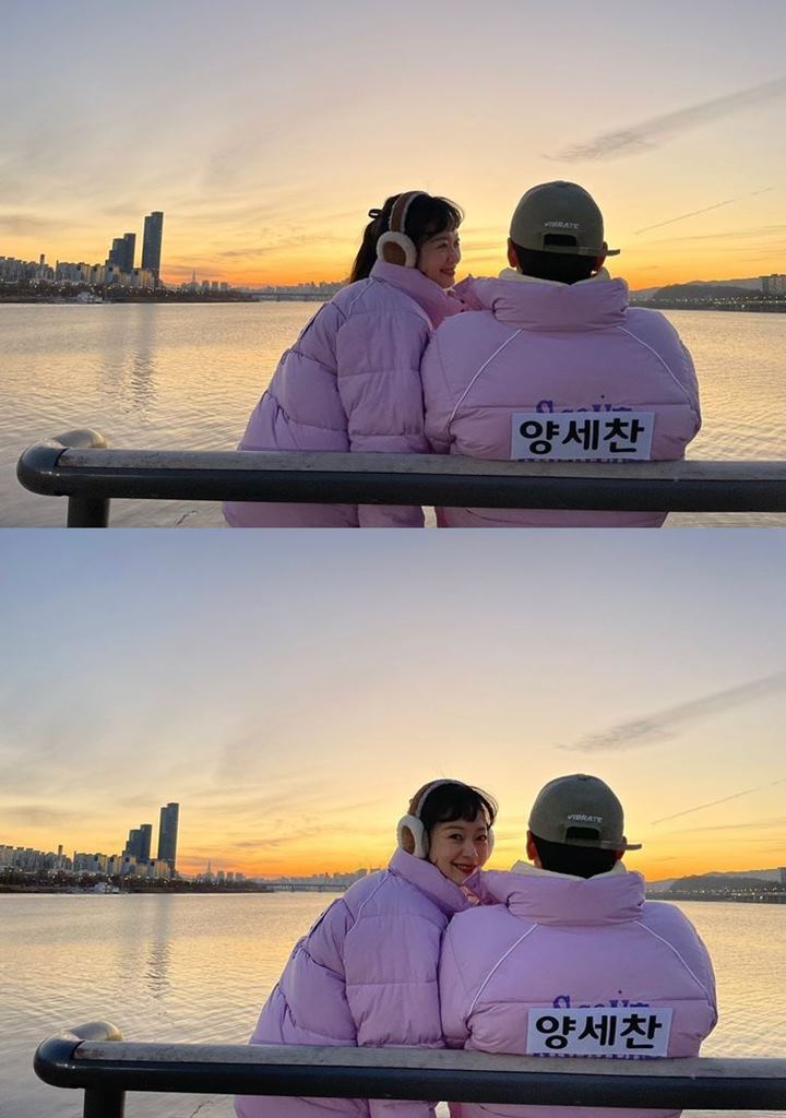 Couple Baru \'Running Man\', Jeon So Min Pamer Foto Beri Tatapan Intens ke Yang Se Chan