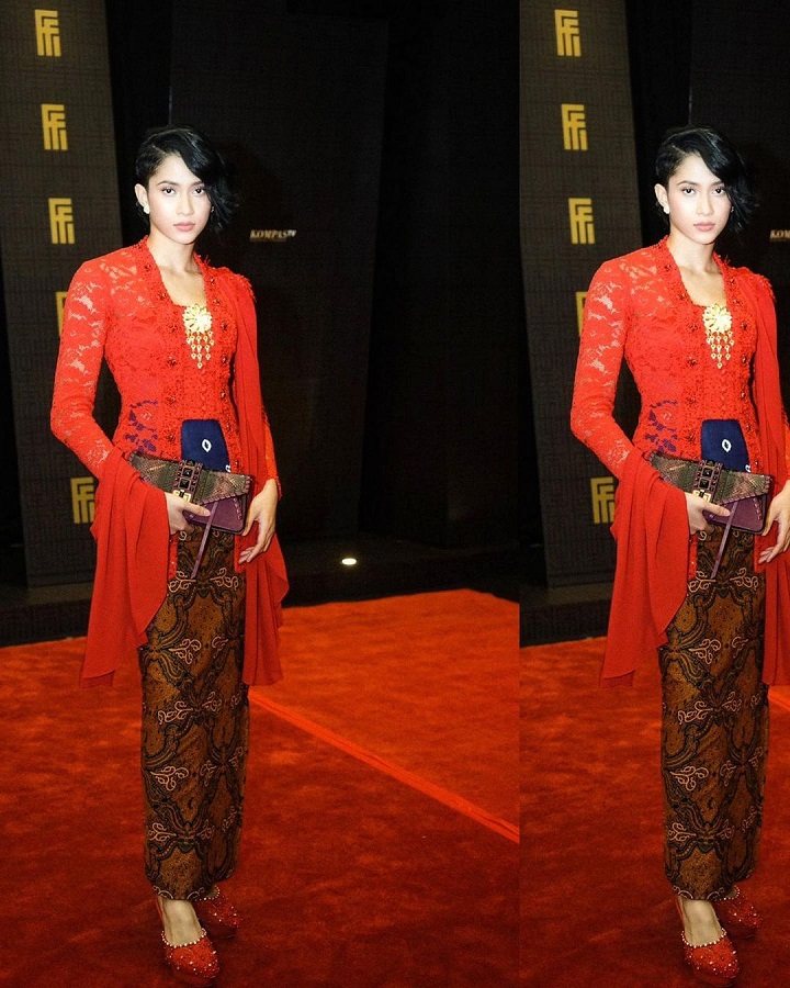 Anggun dengan Kebaya Merah
