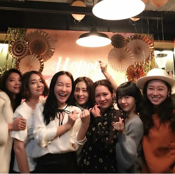 Lee Min Jung Ingin Lakukan Proyek Bareng Bestie Son Ye Jin dan Gong Hyo Jin Lee Min Jung Ingin Lakukan Proyek Bareng Bestie Son Ye Jin dan Gong Hyo Jin