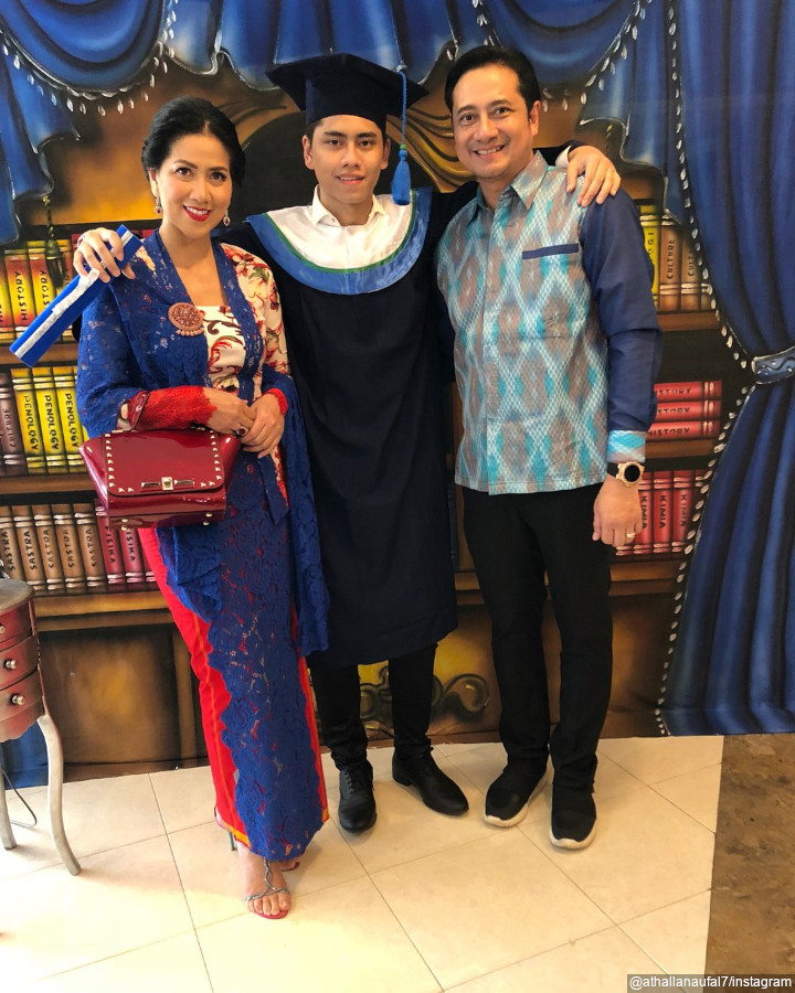 Hadiri Wisuda