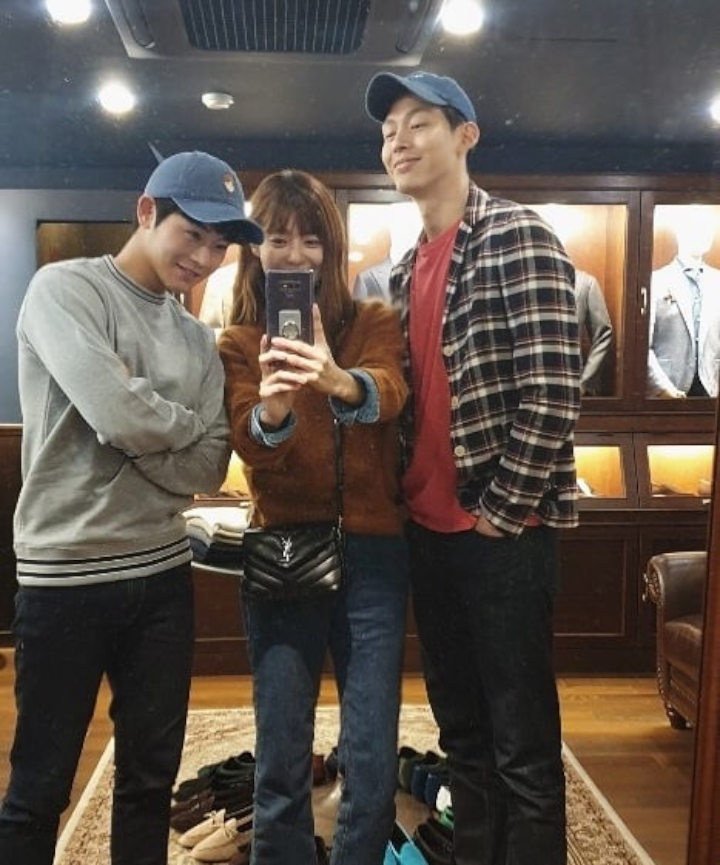 Mirror Selfie Dengan Dongjun