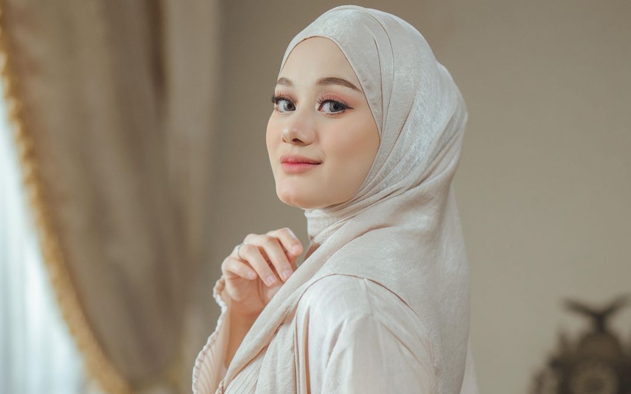 Cantik Pakai Kimono, Dinda Hauw Main Tebak-tebakan Kalimat Terkenal di Jepang