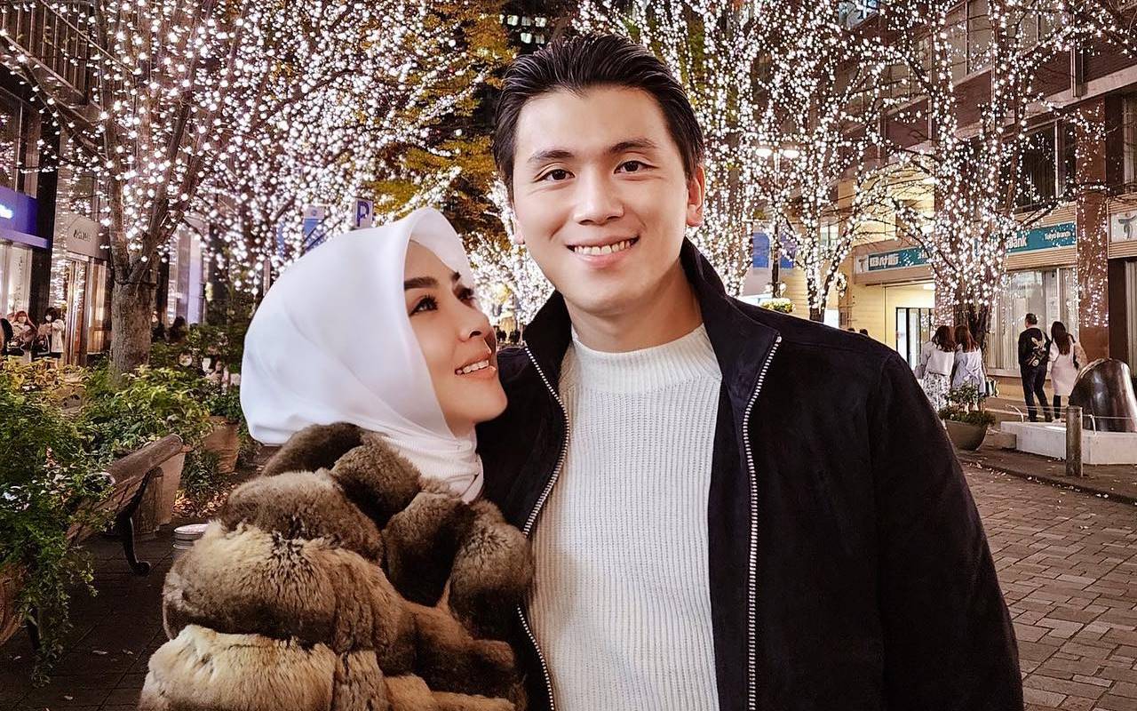 Reino Barack Pamer Kemesraan Dengan Syahrini Bak Hempas Isu Keretakan Rumah Tangga