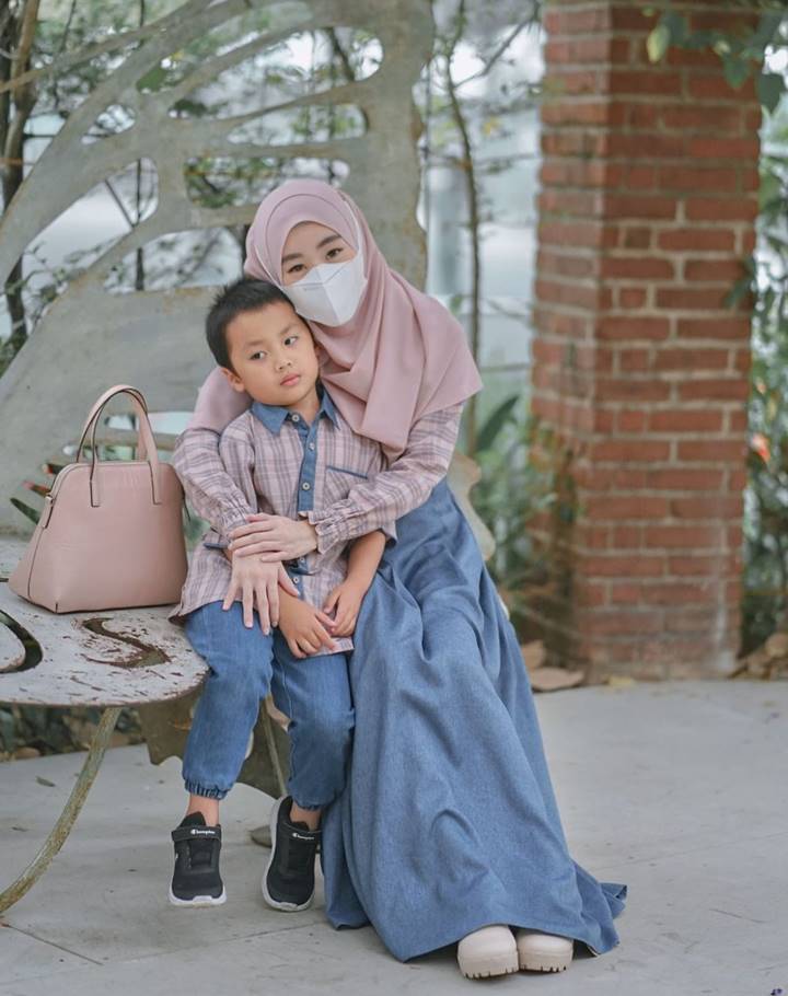 Larissa Menjadi Single Mom