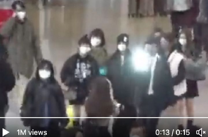 Cara Cerdas Bodyguard NewJeans Menghalau Fans Jadi Perbincangan