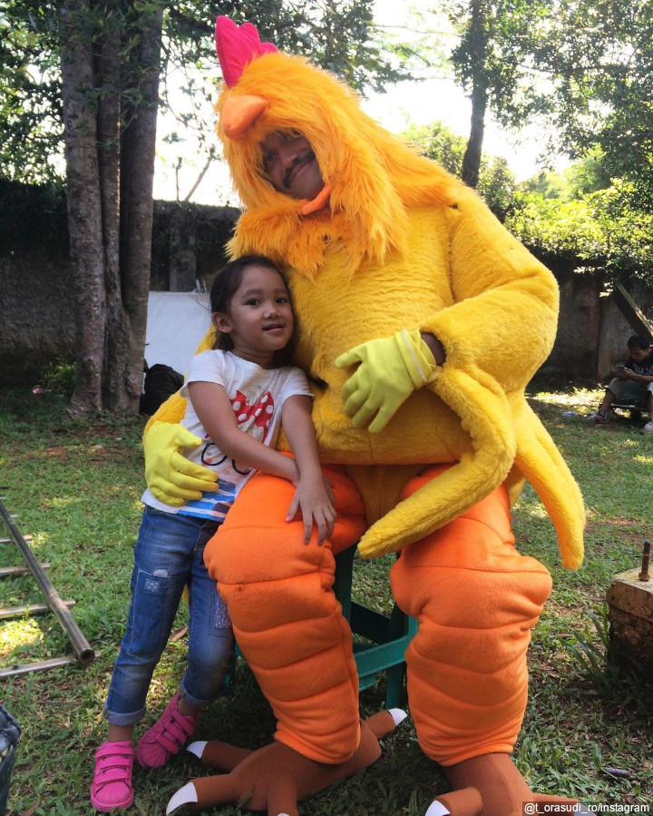 Rela Pakai Kostum Ayam