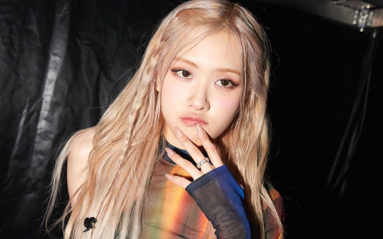 Rose Jadi Perhatian Usai Tiba-Tiba Berlutut di Tengah Konser BLACKPINK