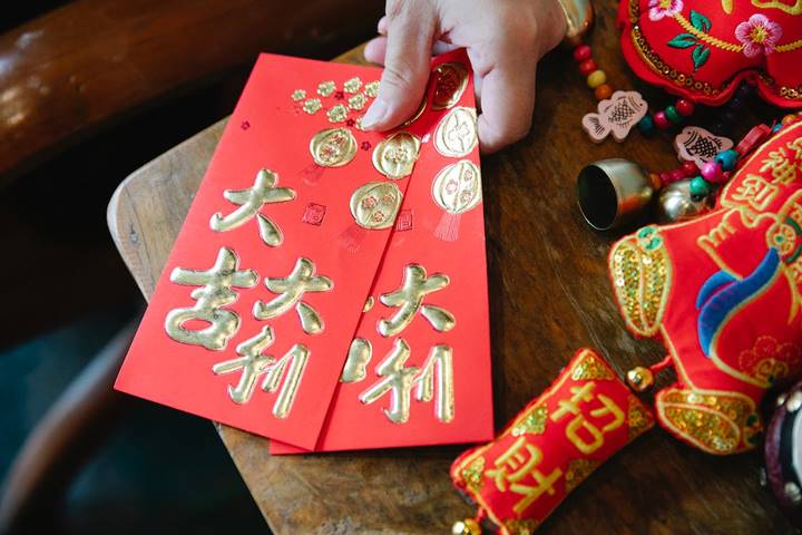 Bagi-Bagi Angpao Di Cina