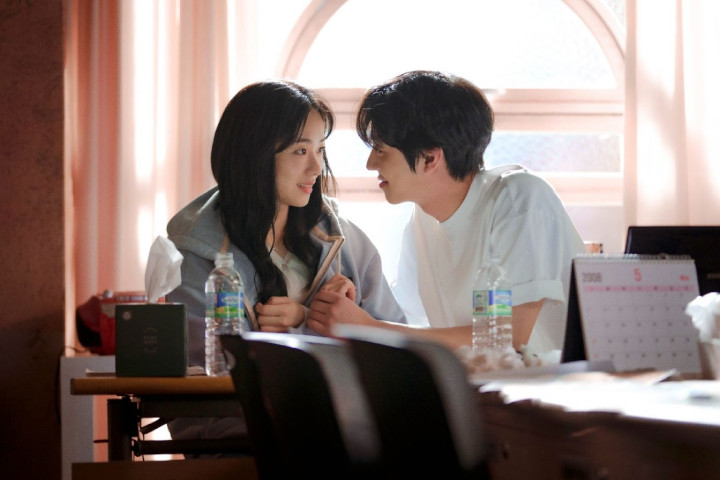 Tatapan Ahn Hyo Seop pada Jeon Yeo Bin di \'A Time Called You\' Bikin Baper Tingkat Dewa