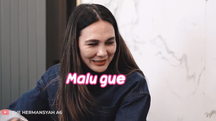 Luna Maya Malu-malu Satu Pesawat dengan Shahrukh Khan Hingga Priyanka Chopra