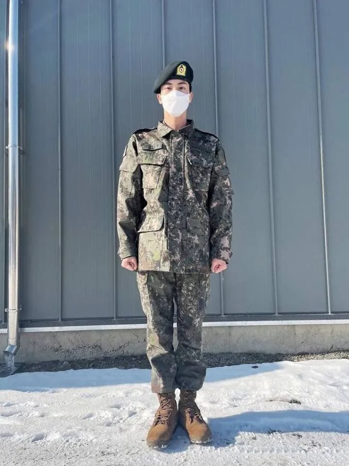 Jin BTS Bawa Update Kabar Menenangkan untuk ARMY Soal Kondisinya Selama Wamil