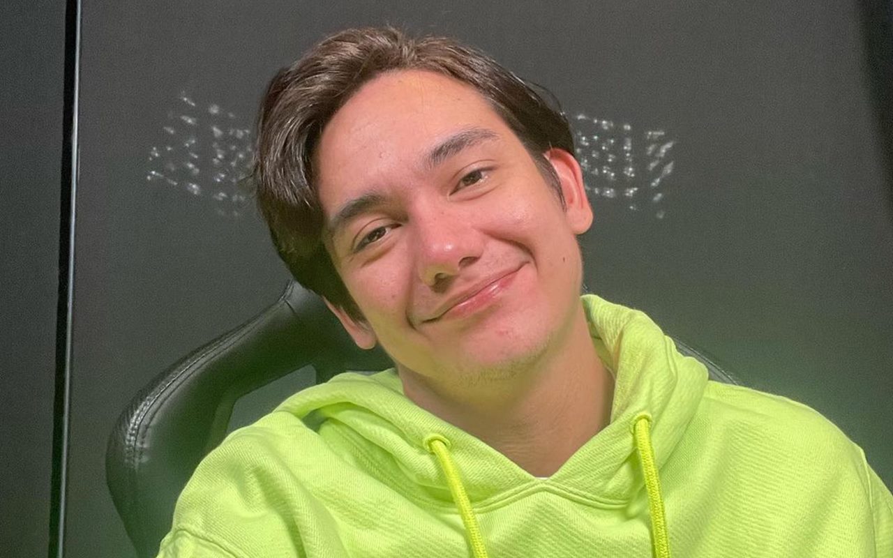 Adipati Dolken Bantu Urus Anak Sambil Nonton Anime, Momen Keduanya Sama-Sama Bikin Gemas