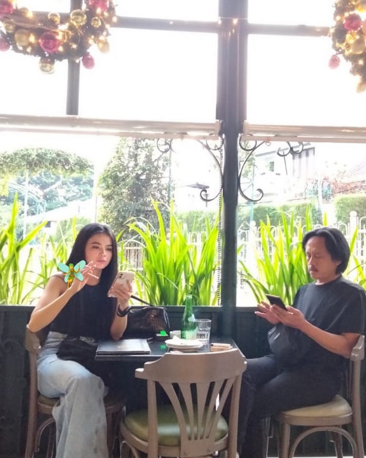 Epy Kusnandar dan Karina Ranau (20 tahun)