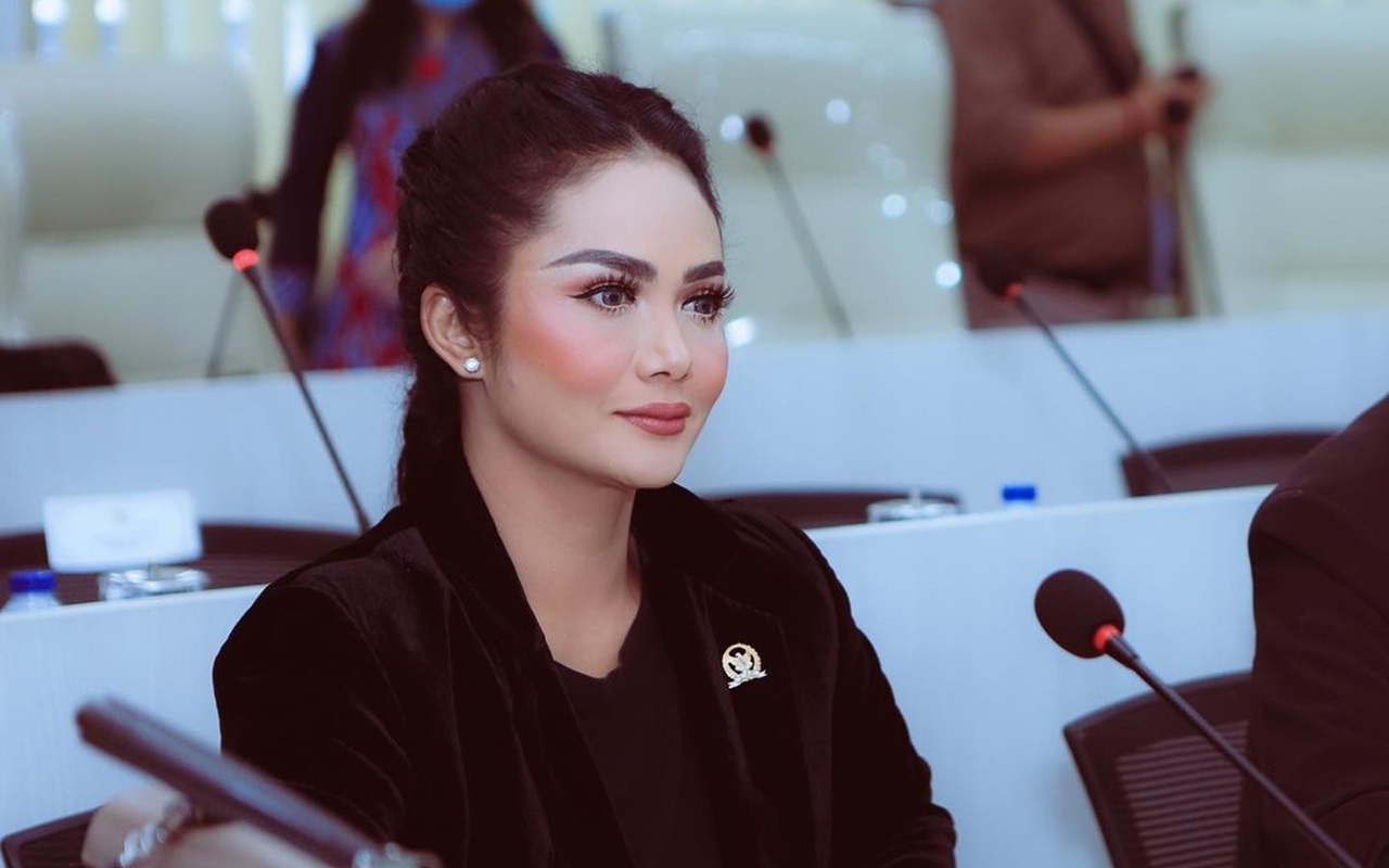 Krisdayanti Tampil Berhijab Isi Acara Hijrah, Didoakan Ikuti Jejak Aurel Hermansyah